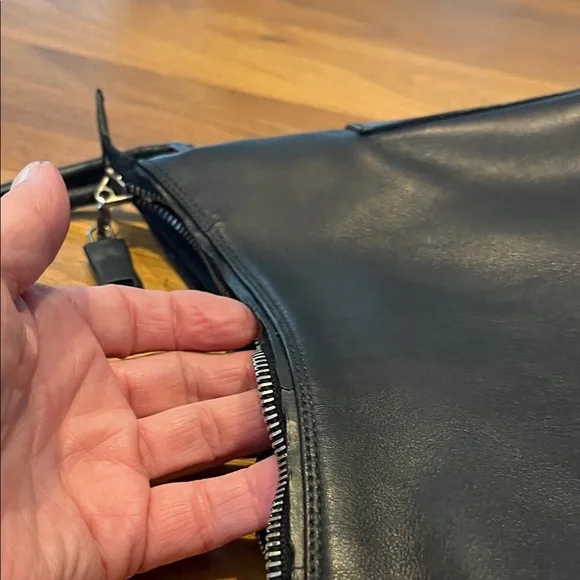 Gucci Black Leather Shoulder Bag - Picture 8 of 16